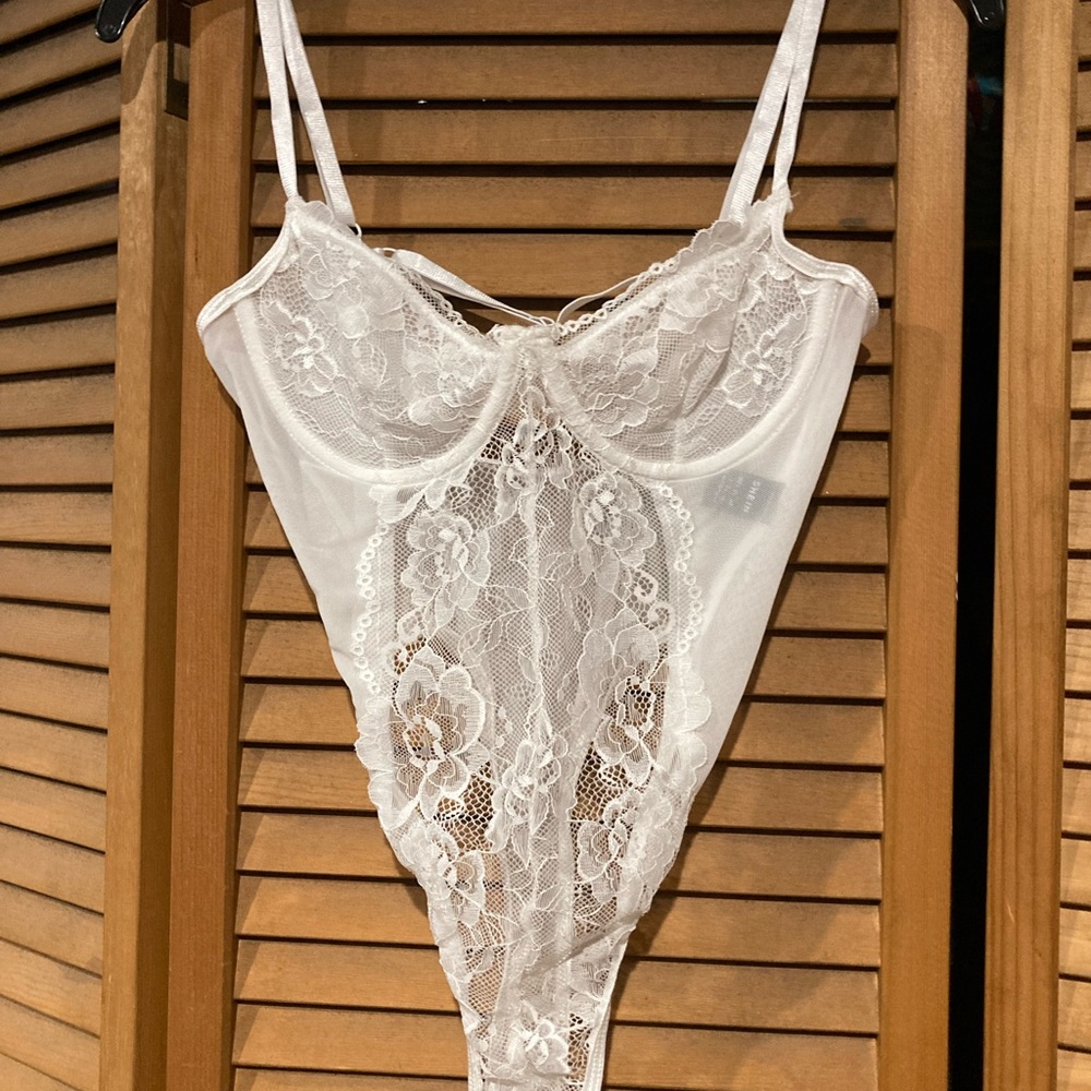 🟣 One Piece White Lace Intimate Sleepwear | Adjustable Straps | Bottom Snaps